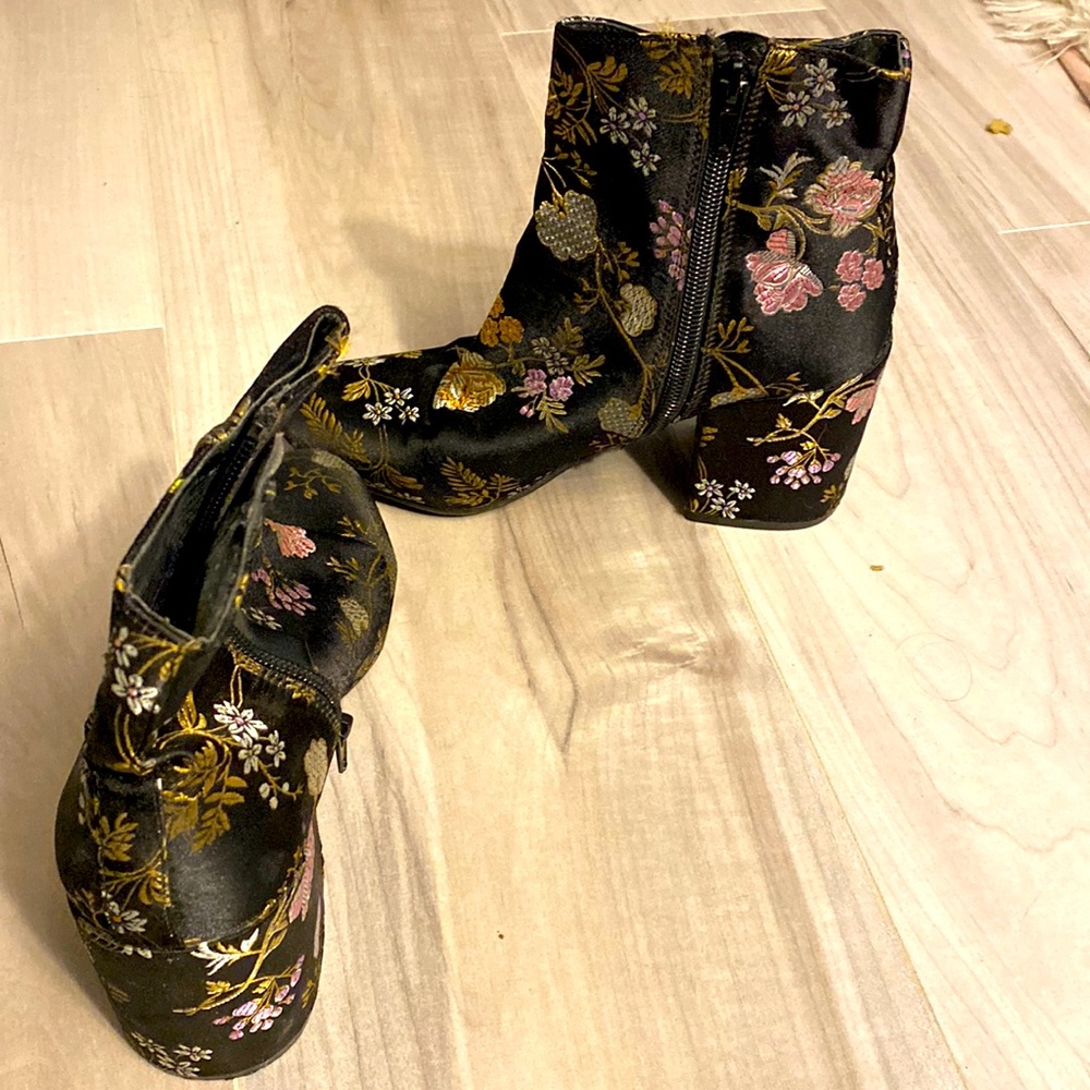 Ankle boots size 5.5